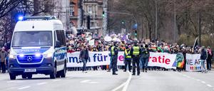 Teilnehmer der Demonstration gegen rechts halten Banner mit der Aufschrift „Zusammen für Demokratie“ in die Höhe. 