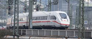 Ein ICE der Bahn fährt in den Berliner Hauptbahnhof ein. 