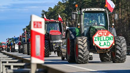 25.02.2024, Polen, Slubice: Landwirte aus Polen sind auf der Autostrada A2 (Europastraße 30) mit ihren Fahrzeugen in Richtung der deutsch-polnischen Grenze (Frankfurt/Oder) unterwegs. Die seit Wochen anhaltenden Proteste polnischer Bauern richten sich gegen die EU-Agrarpolitik, aber auch gegen die Einfuhr günstiger Agrarprodukte aus der Ukraine. (zu dpa: «Bauern-Protest in Polen: Über die Grenze rollt nichts mehr») Foto: Patrick Pleul/dpa +++ dpa-Bildfunk +++