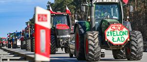 25.02.2024, Polen, Slubice: Landwirte aus Polen sind auf der Autostrada A2 (Europastraße 30) mit ihren Fahrzeugen in Richtung der deutsch-polnischen Grenze (Frankfurt/Oder) unterwegs. Die seit Wochen anhaltenden Proteste polnischer Bauern richten sich gegen die EU-Agrarpolitik, aber auch gegen die Einfuhr günstiger Agrarprodukte aus der Ukraine. (zu dpa: «Bauern-Protest in Polen: Über die Grenze rollt nichts mehr») Foto: Patrick Pleul/dpa +++ dpa-Bildfunk +++