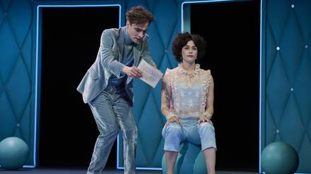 Der Misanthrop und seine Angebetete. Henning Strübbe als Alceste und Patrizia Carlucci als Célimene in „Der Menschenfeind“.