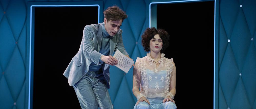 Der Misanthrop und seine Angebetete. Henning Strübbe als Alceste und Patrizia Carlucci als Célimene in „Der Menschenfeind“.