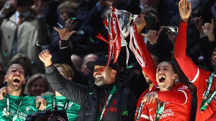 Partystimmung. Klopp feiert mit seinen Spielern den Titelgewinn.