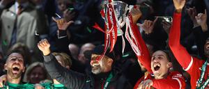Partystimmung. Klopp feiert mit seinen Spielern den Titelgewinn.