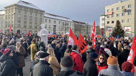 ARCHIV - 21.01.2024, Brandenburg, Cottbus: Teilnehmer versammeln sich zu eienr Kundgebung gegen Rechtsextremismus auf dem Platz vor der Stadthalle. Mit der Demonstration wollen die Teilnehmer ein Zeichen des Widerstands gegen rechtsextreme Umtriebe setzen. (zu dpa: «Cottbus will Rechtsextremismus zurückdrängen») Foto: Silke Nauschütz/dpa +++ dpa-Bildfunk +++