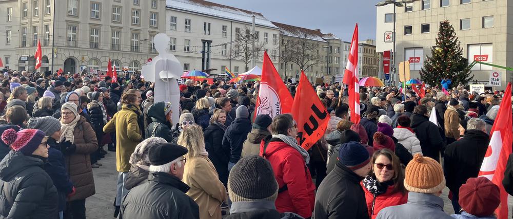 ARCHIV - 21.01.2024, Brandenburg, Cottbus: Teilnehmer versammeln sich zu eienr Kundgebung gegen Rechtsextremismus auf dem Platz vor der Stadthalle. Mit der Demonstration wollen die Teilnehmer ein Zeichen des Widerstands gegen rechtsextreme Umtriebe setzen. (zu dpa: «Cottbus will Rechtsextremismus zurückdrängen») Foto: Silke Nauschütz/dpa +++ dpa-Bildfunk +++
