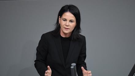 Annalena Baerbock (Bündnis 90/Die Grünen), Außenministerin, spricht im Bundestag in der Generaldebatte zum Etat des Bundeskanzlers und des Bundeskanzleramts.