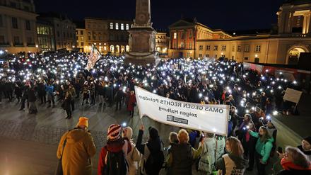 Mit einem Lichtermeer auf dem Alten Markt ging der Protest gegen Rechtsextremismus und die AfD zu Ende 