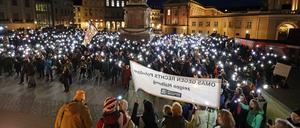 Mit einem Lichtermeer auf dem Alten Markt ging der Protest gegen Rechtsextremismus und die AfD zu Ende 