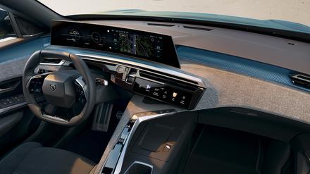 Mutiges Design: Extrakleines Lenkrad und superbreites Display.