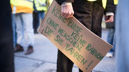 Eine Aktivistin von Fridays for Future protestiert für bessere Arbeitsbedingungen im ÖPNV.  