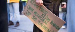 Eine Aktivistin von Fridays for Future protestiert für bessere Arbeitsbedingungen im ÖPNV.  