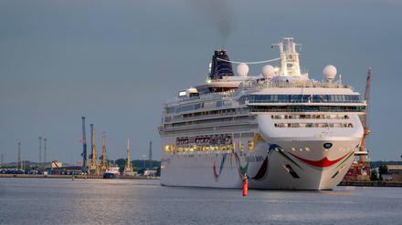 Die Norwegian Dawn in Warnemünde.