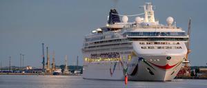 Die Norwegian Dawn in Warnemünde.