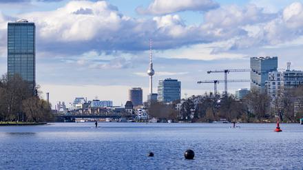 Berlin Blick am 24. Februar 2024 vom Ufer des Plänterwaldes über die Spree auf die Silhouette von Berlin mit dem Fernsehturm, dem Treptower, der Elsenbrücke und dem Amazon Turm. Berlin Berlin Deutschland FH0A8410 *** Berlin View on February 24, 2024 from the bank of the Plänterwald over the Spree river to the silhouette of Berlin with the TV tower, the Treptower, the Elsenbrücke and the Amazon Tower Berlin Berlin Germany FH0A8410