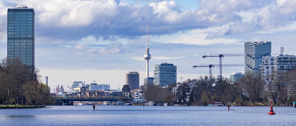 Berlin Blick am 24. Februar 2024 vom Ufer des Plänterwaldes über die Spree auf die Silhouette von Berlin mit dem Fernsehturm, dem Treptower, der Elsenbrücke und dem Amazon Turm. Berlin Berlin Deutschland FH0A8410 *** Berlin View on February 24, 2024 from the bank of the Plänterwald over the Spree river to the silhouette of Berlin with the TV tower, the Treptower, the Elsenbrücke and the Amazon Tower Berlin Berlin Germany FH0A8410