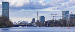 Berlin Blick am 24. Februar 2024 vom Ufer des Plänterwaldes über die Spree auf die Silhouette von Berlin mit dem Fernsehturm, dem Treptower, der Elsenbrücke und dem Amazon Turm. Berlin Berlin Deutschland FH0A8410 *** Berlin View on February 24, 2024 from the bank of the Plänterwald over the Spree river to the silhouette of Berlin with the TV tower, the Treptower, the Elsenbrücke and the Amazon Tower Berlin Berlin Germany FH0A8410