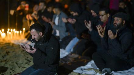 Gebet am Strand.: Überlebende gedachten am frühen Montagmorgen ihrer Toten, die vor einem Jahr zur selben Zeit im Meer vor Kalabrien starben.