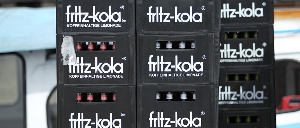 Getränkekisten der Marke fritz-kola stehen im Hamburger Hafen.
