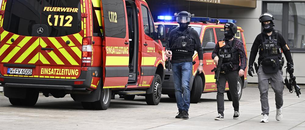 Polizei und Rettungswagen sind vergangene Woche am Wilhelm-Dörpfeld-Gymnasium im Einsatz.