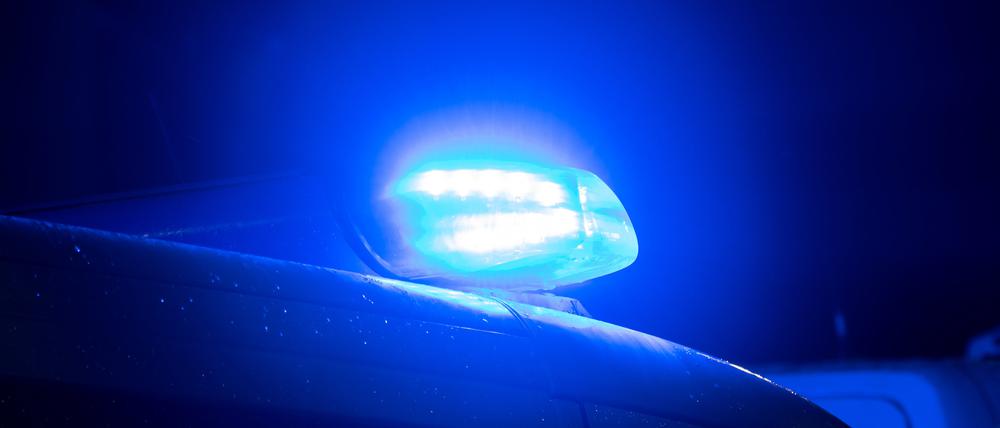 Ein Blaulicht leuchtet auf dem Dach eines Polizeiwagens. (Symbolbild)
