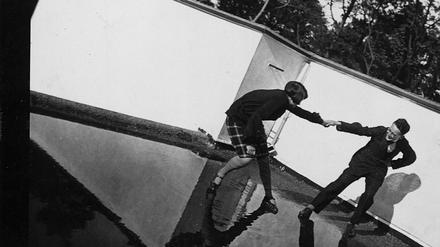 Andreas Feininger tanzt mit einer Frau (Gret Palucca?) auf dem Dach des Meisterhauses Feininger.