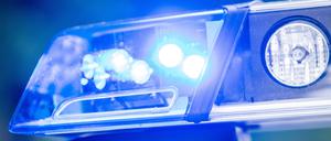 Ein Blaulicht leuchtet an einer Polizeistreife. (Symbolbild)