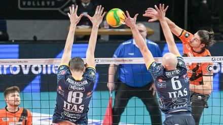 Insbesondere Trentinos Block glänzte im Hinspiel bei den Volleys (re. Timothée Carle). 