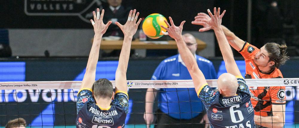 Insbesondere Trentinos Block glänzte im Hinspiel bei den Volleys (re. Timothée Carle). 