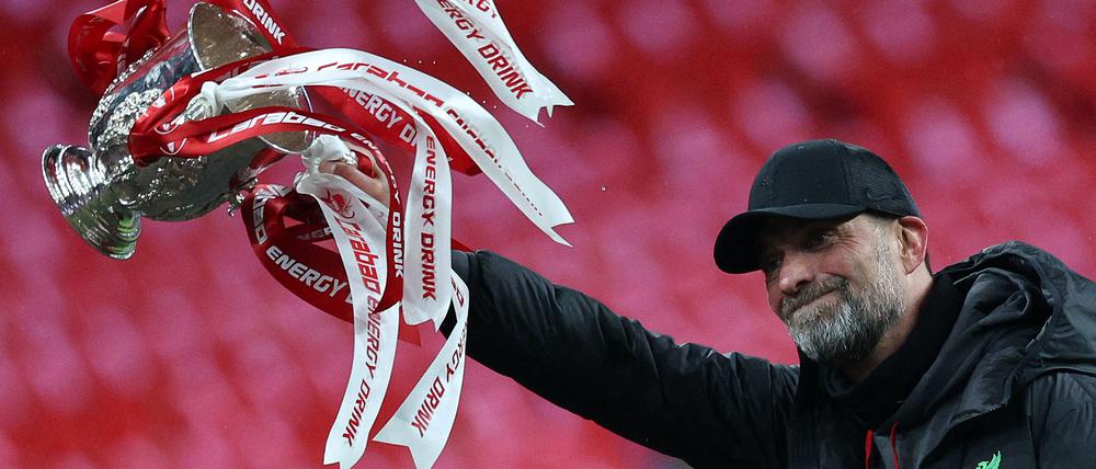 Da ist das Ding! Jürgen Klopp und die Trophäe für den Sieg im Ligapokal.