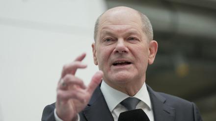 Bundeskanzler Olaf Scholz (SPD) beantwortet die Fragen von Sven Gösmann, dpa-Chefredakteur, und Michael Fischer bei der Chefredaktionskonferenz 2024 im dpa-Newsroom.