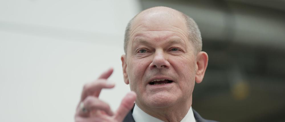 Bundeskanzler Olaf Scholz (SPD) beantwortet die Fragen von Sven Gösmann, dpa-Chefredakteur, und Michael Fischer bei der Chefredaktionskonferenz 2024 im dpa-Newsroom.