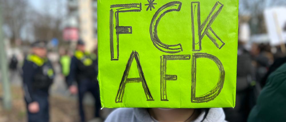 Schülerinnen und Schüler in Steglitz-Zehlendorf zeigen Haltung und demonstrieren gegen Rechtsextremismus: Am Mittwoch, 28. Februar, rufen die Schüler der Fichtenberg-Oberschule zur Demo auf.
