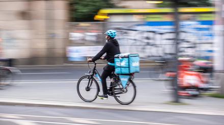 Lieferdienst- und Taxifahrer großer Online-Plattformen können in der EU auf bessere Arbeitsbedingungen hoffen. 