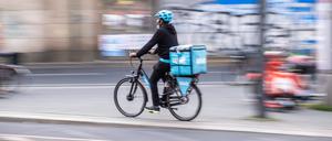 Lieferdienst- und Taxifahrer großer Online-Plattformen können in der EU auf bessere Arbeitsbedingungen hoffen. 