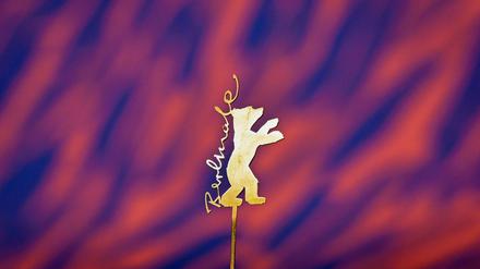 Der Berlinale-Bär ist während einer Pressekonferenz am Mikrofon befestigt. 