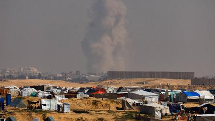 Rauch steigt während einer israelischen Bodenoperation in Chan Junis inmitten des andauernden Konflikts zwischen Israel und der palästinensischen islamistischen Gruppe Hamas auf.