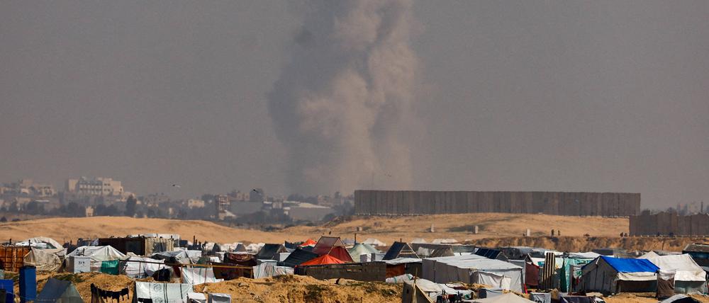 Rauch steigt während einer israelischen Bodenoperation in Chan Junis inmitten des andauernden Konflikts zwischen Israel und der palästinensischen islamistischen Gruppe Hamas auf.