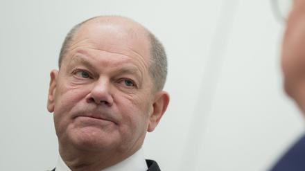 Bundeskanzler Olaf Scholz (SPD) beantwortet die Fragen von Sven Gösmann, dpa-Chefredakteur, und Michael Fischer, dpa-Kanzlerkorrespondent, bei der Chefredaktionskonferenz 2024 im dpa-Newsroom.