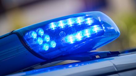  Ein Blaulicht ist auf dem Dach eines Polizeifahrzeugs zu sehen. 