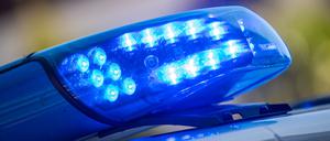  Ein Blaulicht ist auf dem Dach eines Polizeifahrzeugs zu sehen. 