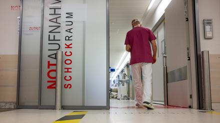 Der ärztliche Leiter der Notaufnahme des Klinikums Mutterhaus geht durch eine automatische Schiebetür in den Flur der Notaufnahme.