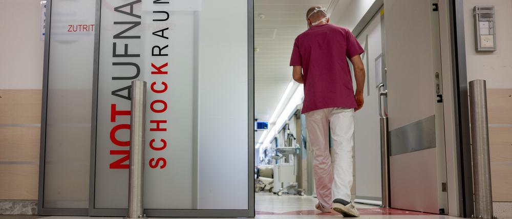 Der ärztliche Leiter der Notaufnahme des Klinikums Mutterhaus geht durch eine automatische Schiebetür in den Flur der Notaufnahme.