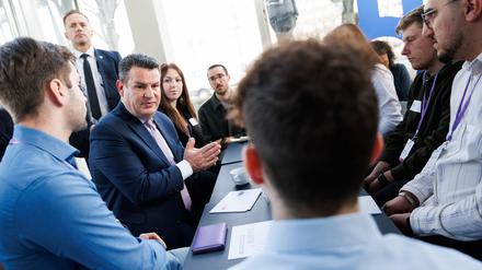 Hubertus Heil (SPD, 2. v. l.), Bundesminister für Arbeit und Soziales, unterhält sich mit Auszubildenden unterschiedlicher Berufsgruppen aus verschiedenen Landesteilen beim Fachkräftekongress „Mehr Power fürs Fachkräfteland“.
