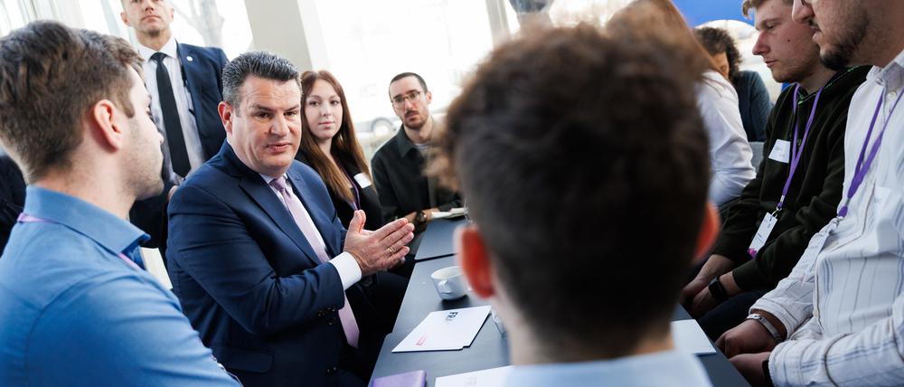 Hubertus Heil (SPD, 2. v. l.), Bundesminister für Arbeit und Soziales, unterhält sich mit Auszubildenden unterschiedlicher Berufsgruppen aus verschiedenen Landesteilen beim Fachkräftekongress „Mehr Power fürs Fachkräfteland“.