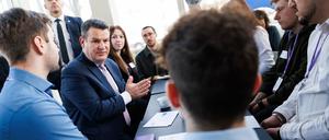Hubertus Heil (SPD, 2. v. l.), Bundesminister für Arbeit und Soziales, unterhält sich mit Auszubildenden unterschiedlicher Berufsgruppen aus verschiedenen Landesteilen beim Fachkräftekongress „Mehr Power fürs Fachkräfteland“.