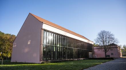 Die Sonne scheint auf das Gebäude der Rabbinerschule Abraham Geiger Kolleg. 
