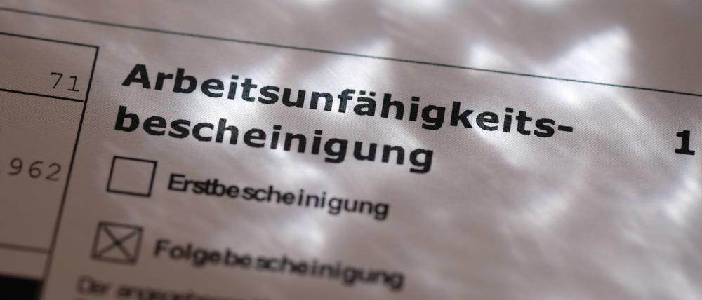 Die Arbeitsunfähigkeitsbescheinigung vom Hausarzt für einen kranken Arbeitnehmer. 