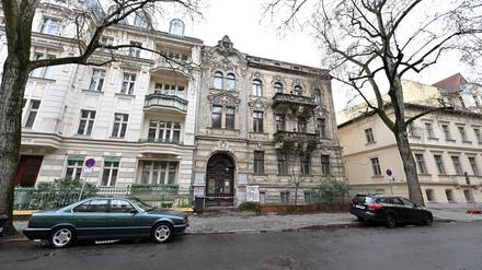 Nach fünf Jahren Leerstand und zwischenzeitlicher Hausbesetzung wird der Altbau in der Potsdamer Feuerbachstraße jetzt saniert.