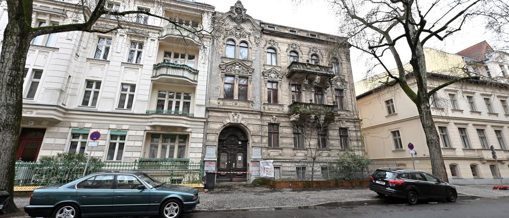 Nach fünf Jahren Leerstand und zwischenzeitlicher Hausbesetzung wird der Altbau in der Potsdamer Feuerbachstraße jetzt saniert.